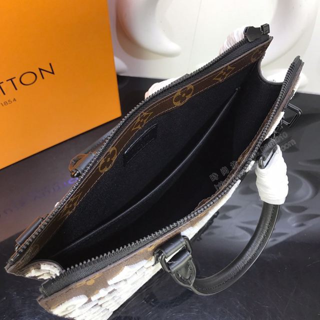 LV包 LV男包 M44476刺繡 Runway bags 2020ss men’s走秀款 經典荔枝紋牛皮 LV手拎斜背包  ydh3247